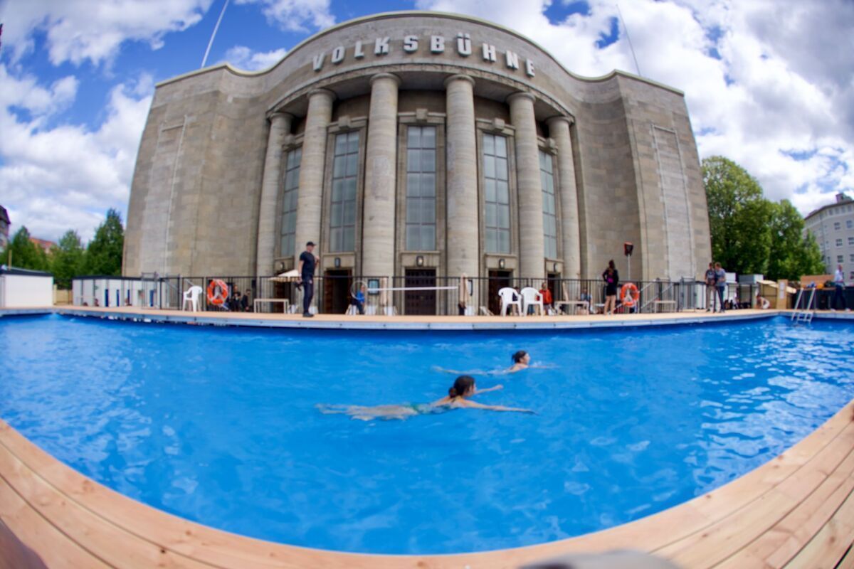 Pool vor der Berliner Volksbühne hat geöffnet
