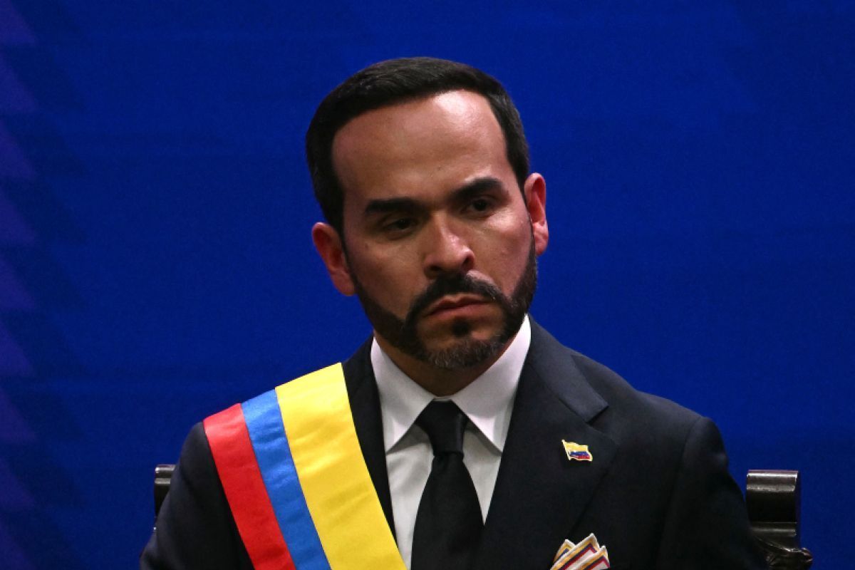 De la Espriella als Präsident Kolumbiens vereidigt