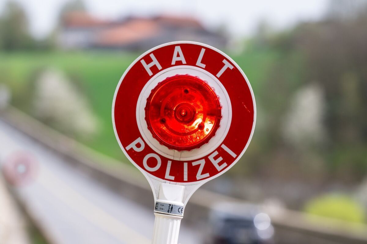 Nach Einbruch beim Juwelier Polizei auf Flucht entkommen