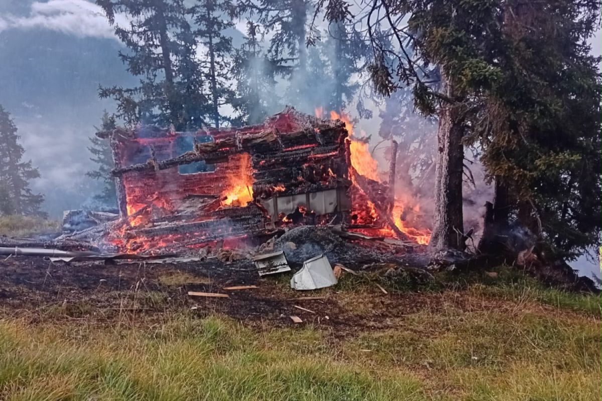 Brennende Jagdhütte in Tirol löst Waldbrand aus