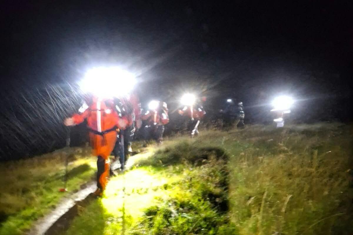 Zwei Jugendliche in Venedigergruppe in Bergnot