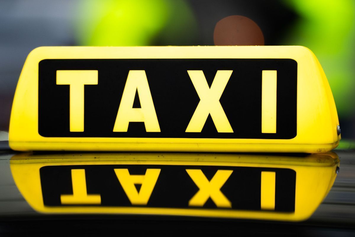 Wiener Taxifahrer von Fahrgästen beraubt und geschlagen