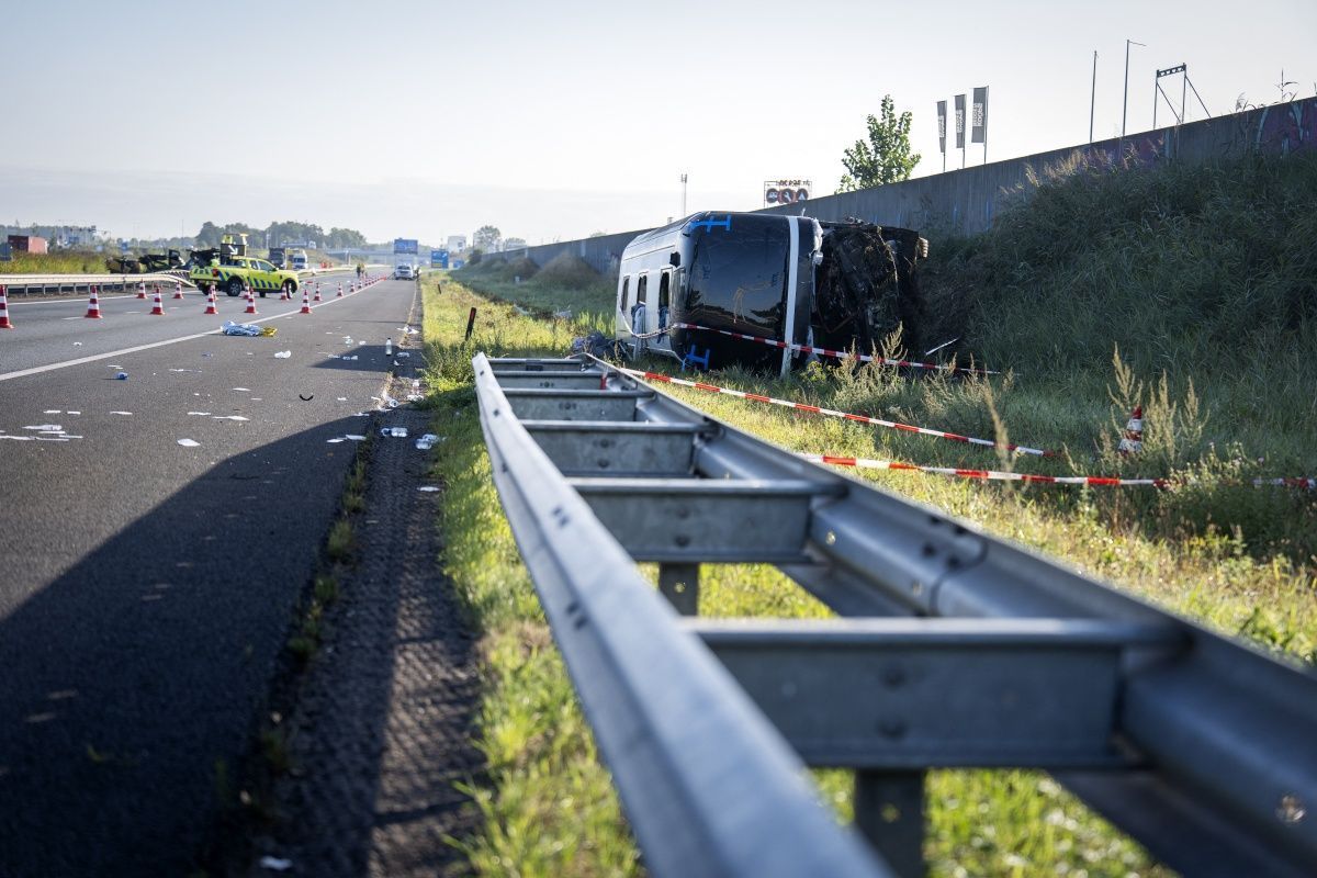 Österreichischer Bus prallt in den Niederlanden gegen Lkw