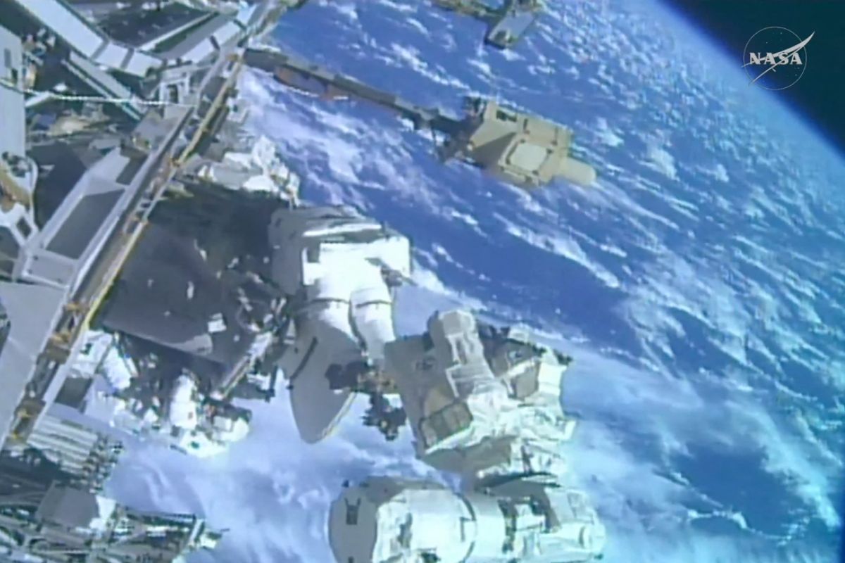 Astronauten bringen neue Antenne an ISS an