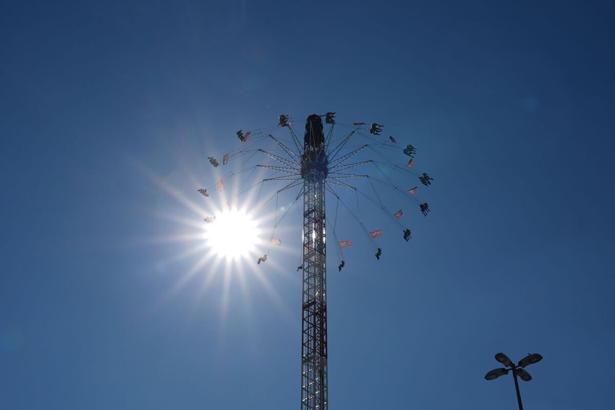 Hamburg. Menschen hängen in 30 Meter Höhe in Karussell fest