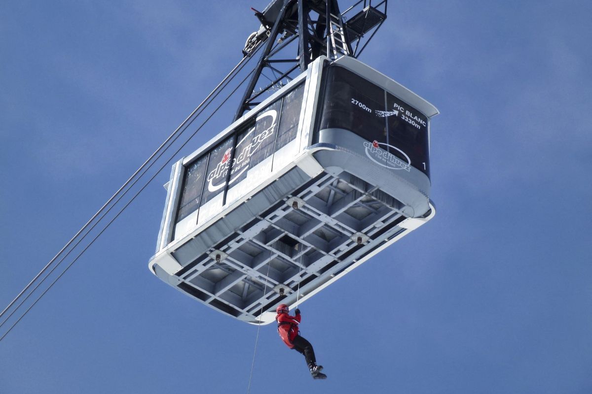 Seilbahn in französischen Alpen rammt Kran