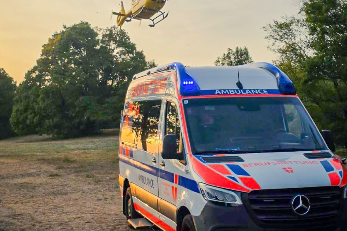 Bub in Wien bei Sturz von Klettergerüst schwer verletzt