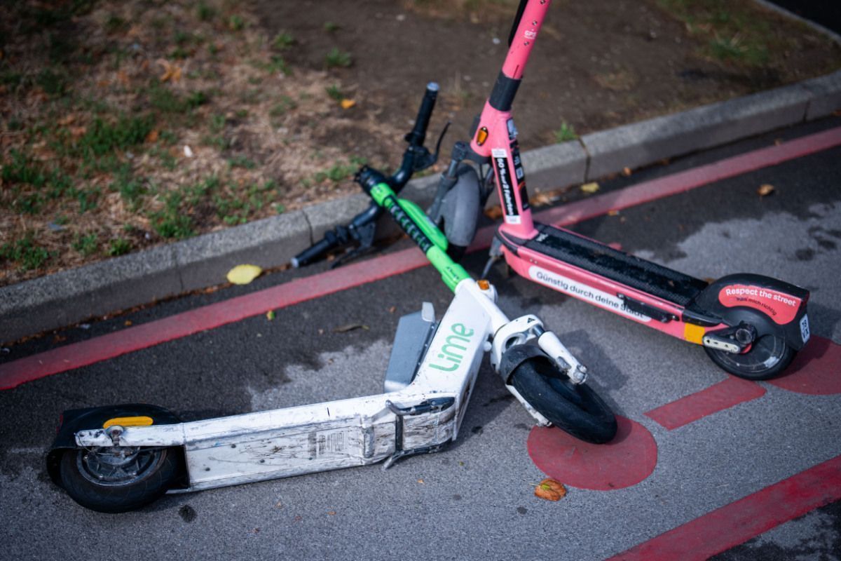 Jugendliche mit E-Scooter in Tirol schwer gestürzt