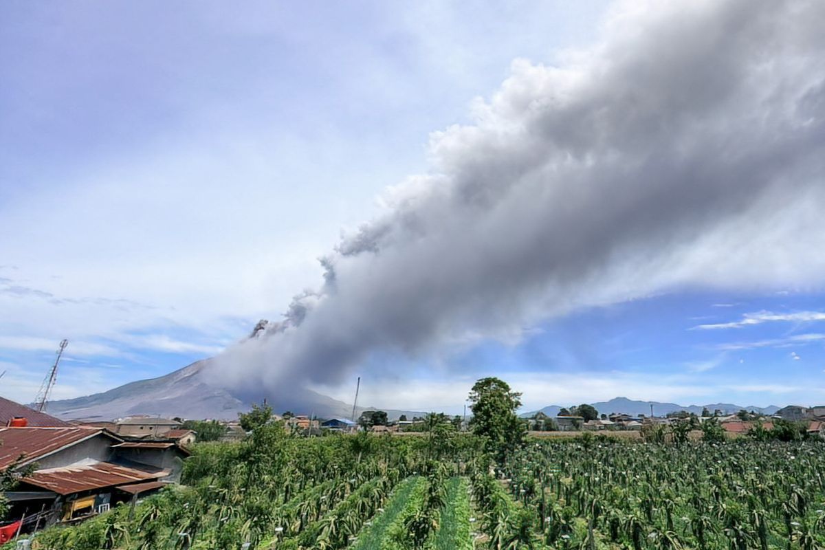 3.500 Meter hohe Aschewolke über Sumatra durch Vulkan