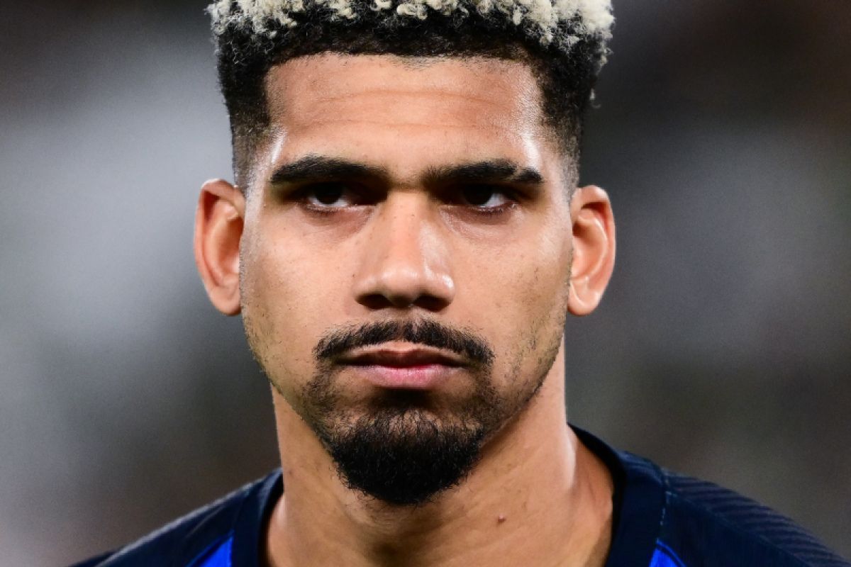 Barca leiht Araujo an Liverpool aus