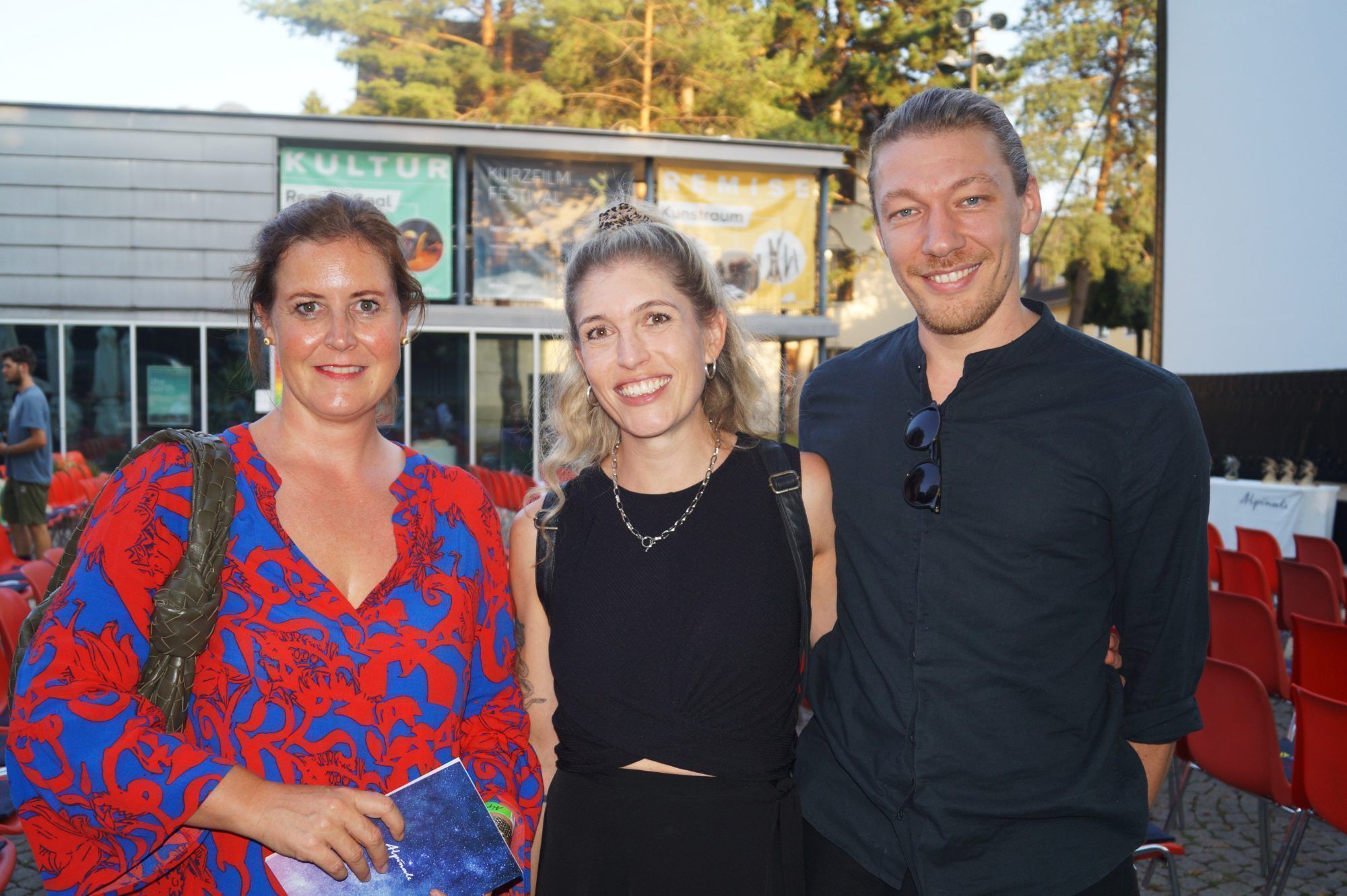 Verena Burtscher (Villa Falkenhorst), Jasmine Türk (Büro Kommod) und Künstler Nikola Bartenbach
