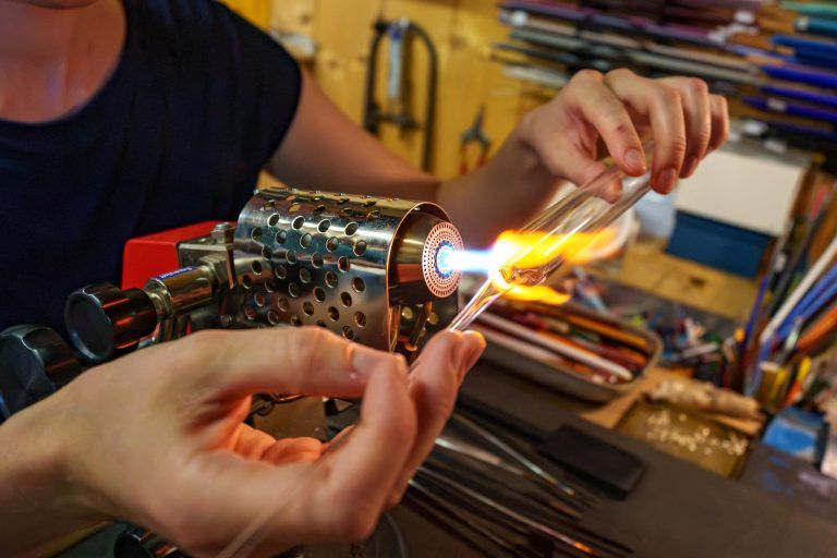 Ein altes Handwerk lebt weiter: Anna Bertle schafft Schönheiten aus Glas
