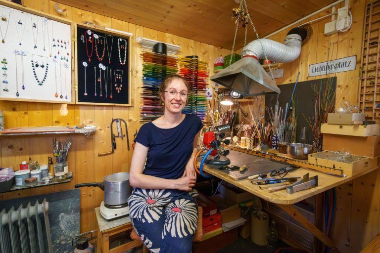 Ein altes Handwerk lebt weiter: Anna Bertle schafft Schönheiten aus Glas