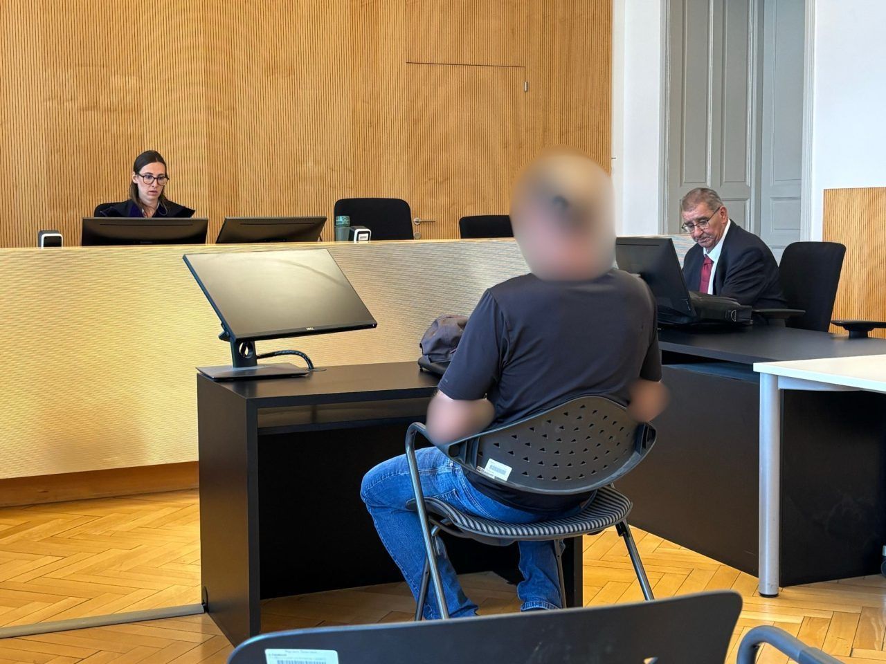 Sechs Jahre Gewalt gegen Stieftochter? Gericht fällt Urteil
