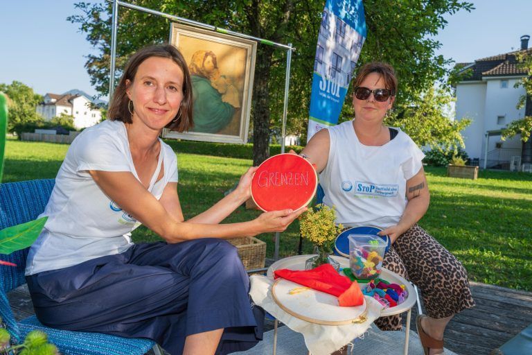 Wie diese Frauen mit Sticken ein Zeichen gegen Gewalt an Frauen setzen