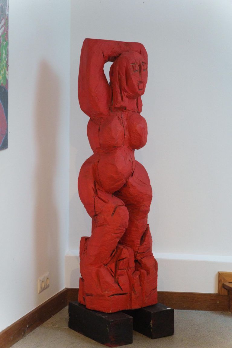 Mit Kettensäge und weitem Blick