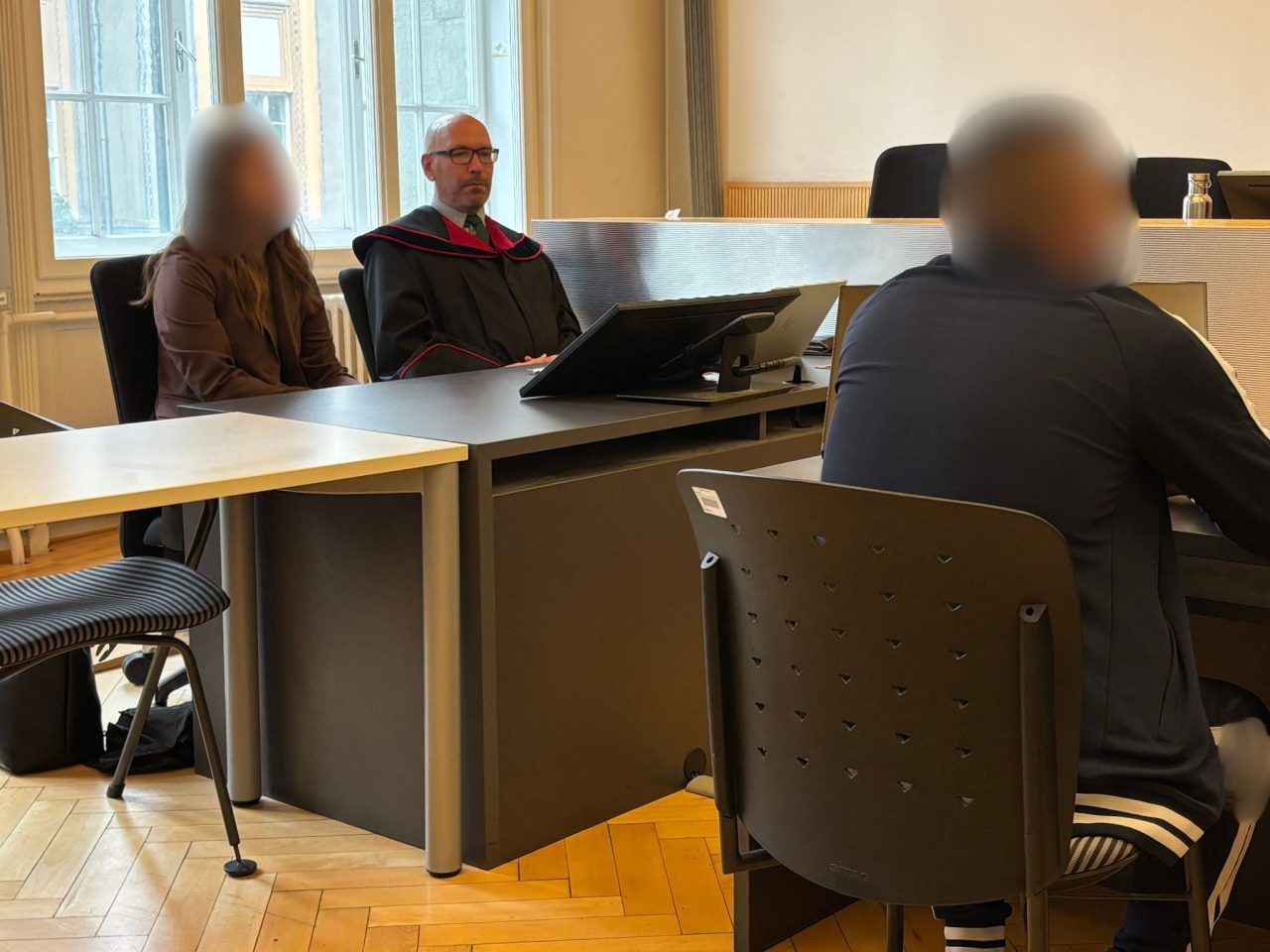 2,22 Promille: Autofahrer erfasst E-Biker und dessen Partnerin