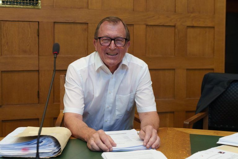 "Wie ein Geisterschiff": Schweigen bei Darstellung des Witwers