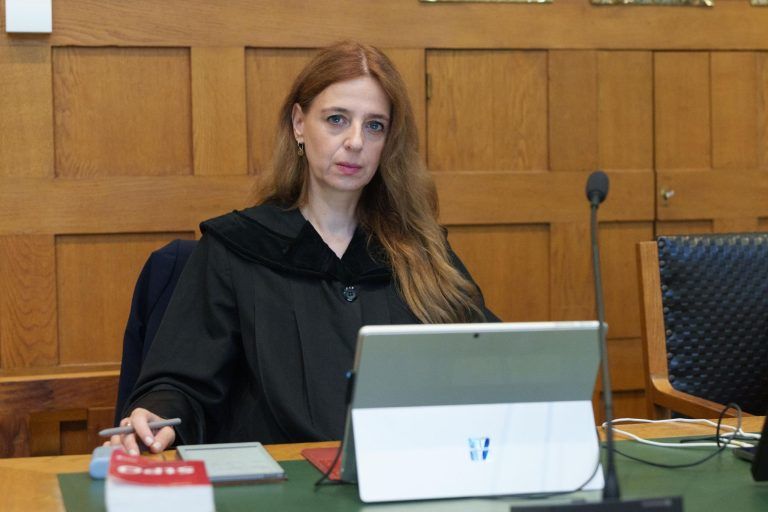 "Wie ein Geisterschiff": Schweigen bei Darstellung des Witwers