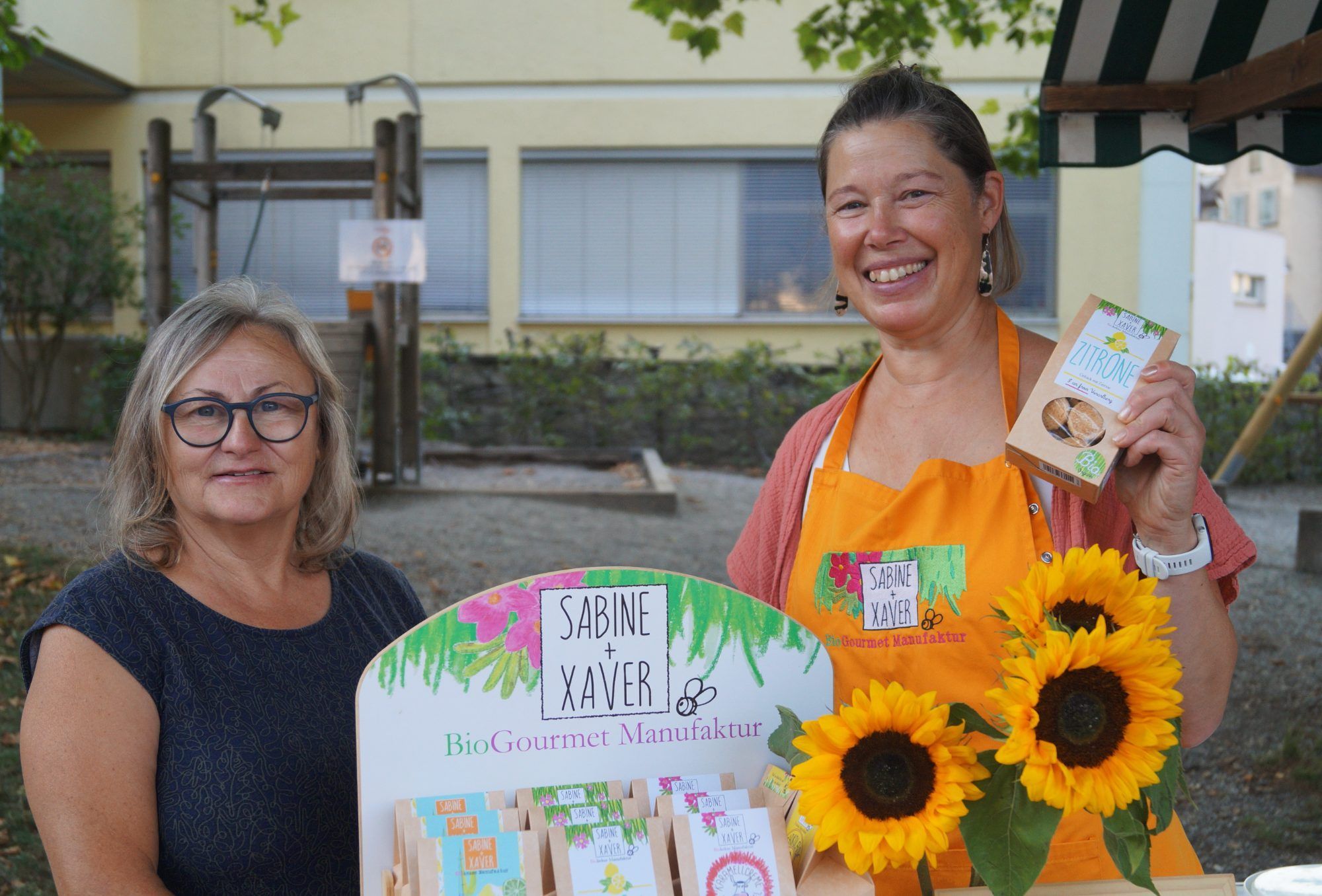 Susi Büchele interessierte sich für di leckeren Kekse von Sabine Burtscher von der Biokeksmanufaktur Raggal