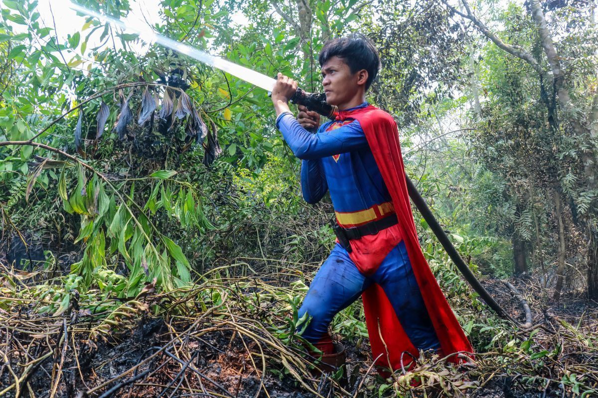 Verkleideter "Superman" löscht Waldbrände in Indonesien