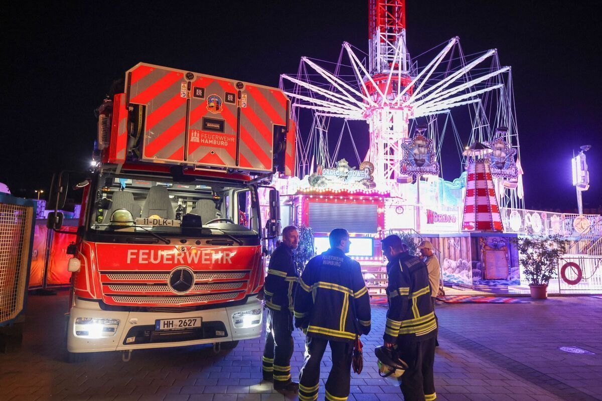 Menschen hingen auf Hamburger Karussell in der Luft fest