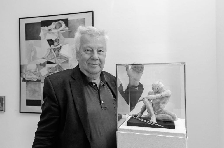 Sommerausstellung der Stadt Bregenz mit Arbeiten vom Erich Smodics, Künstler mit Bildern und nur Bilder im Raum oder wie jemand die Bilder ansieht.