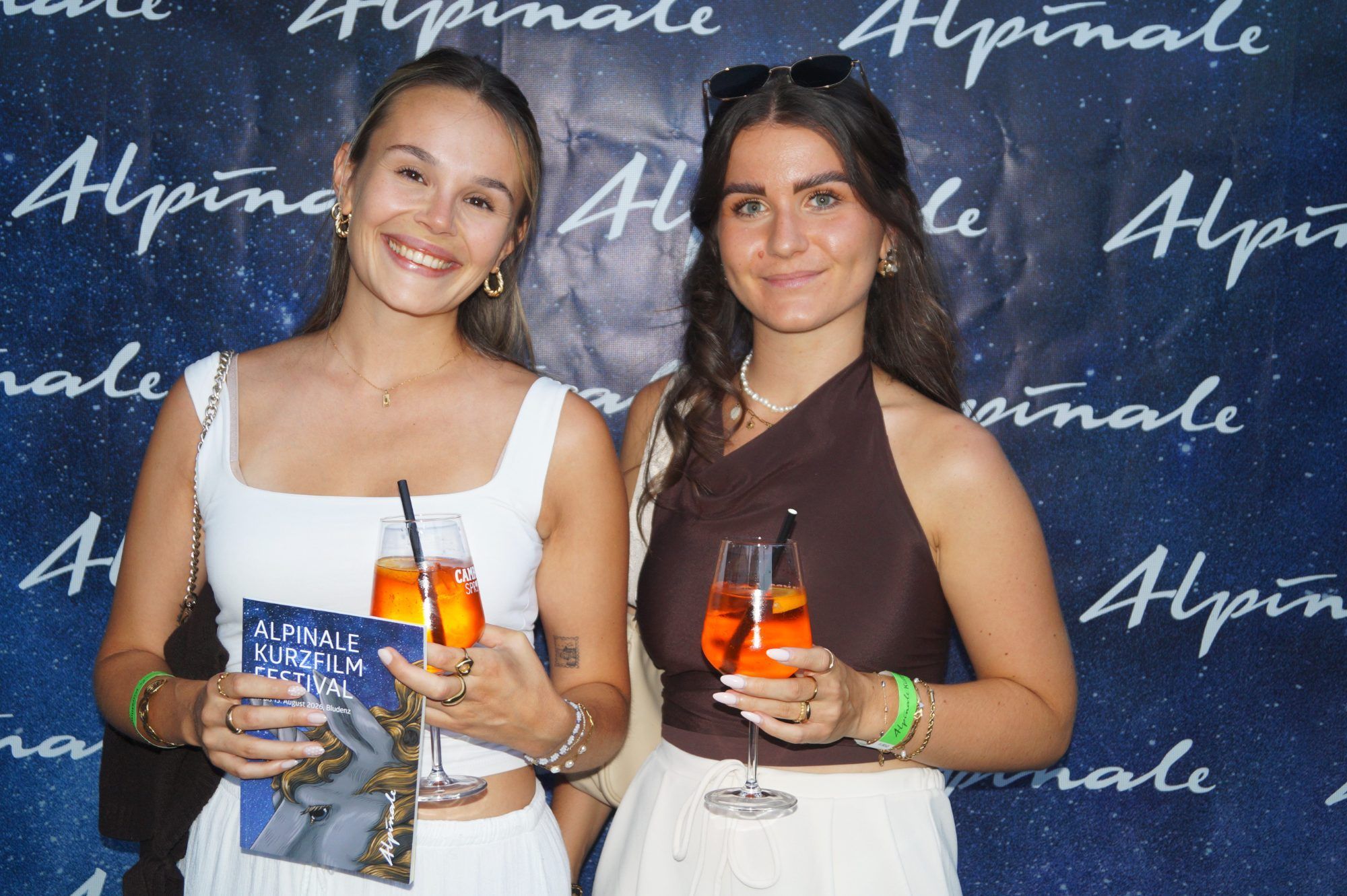 Selina und Valentina Burtscher arbeiten beide als Socialmedia-Managerinnen
