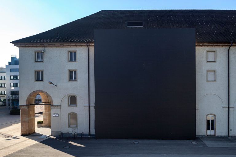 WG: Kunsthaus Bregenz: Schwarze Wand an der Theaterfassade, Karl-Tizian-Platz, Bregenz