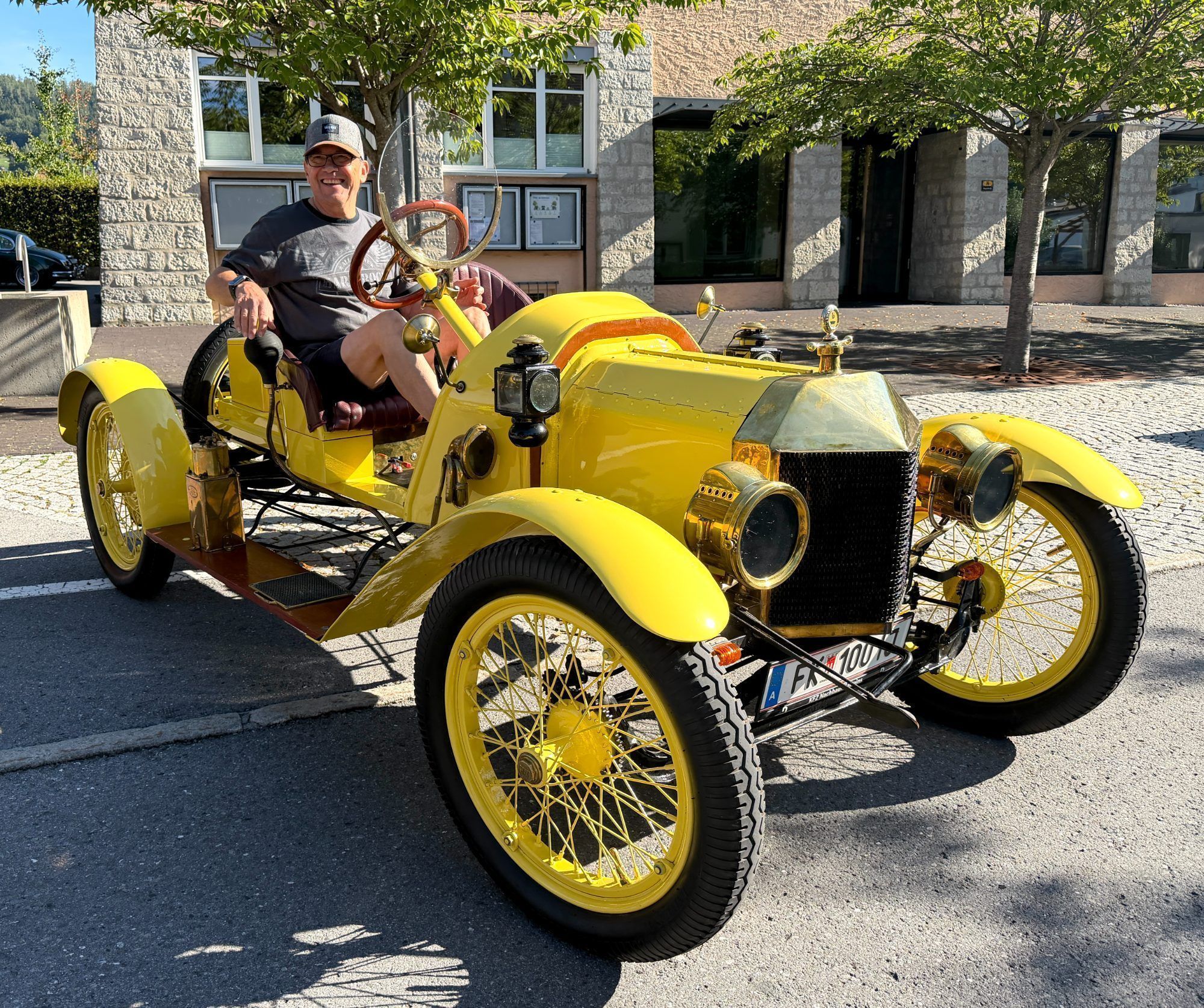 Heinz Dörler mit seinem Ford Baujahr 1913