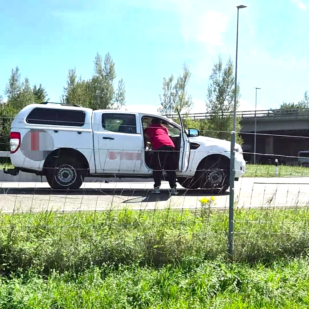 Beifahrer rastet aus: Mann reißt Autotür von Pickup auf