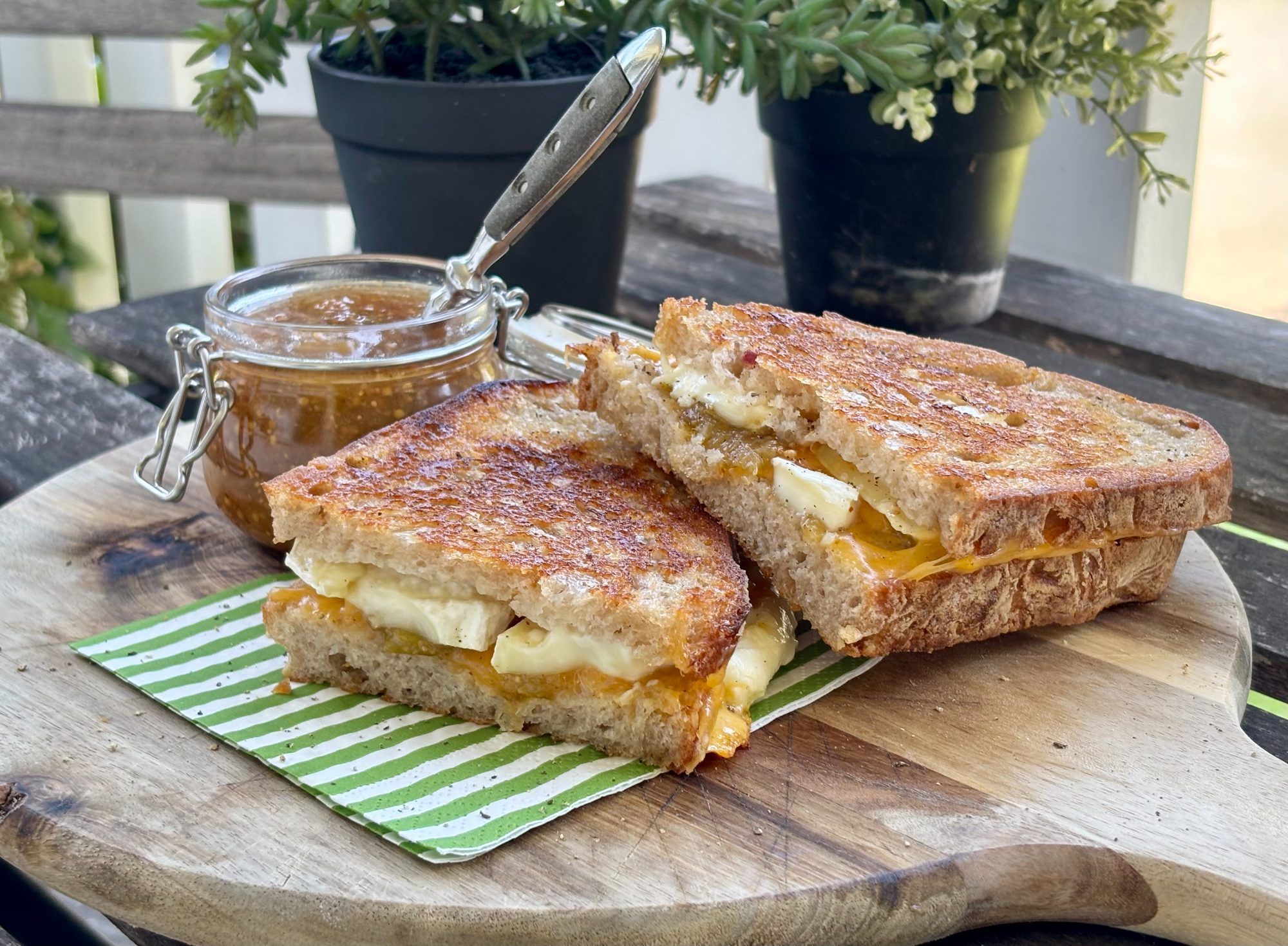 Gebratenes Käsesandwich mit Feigenmostarda