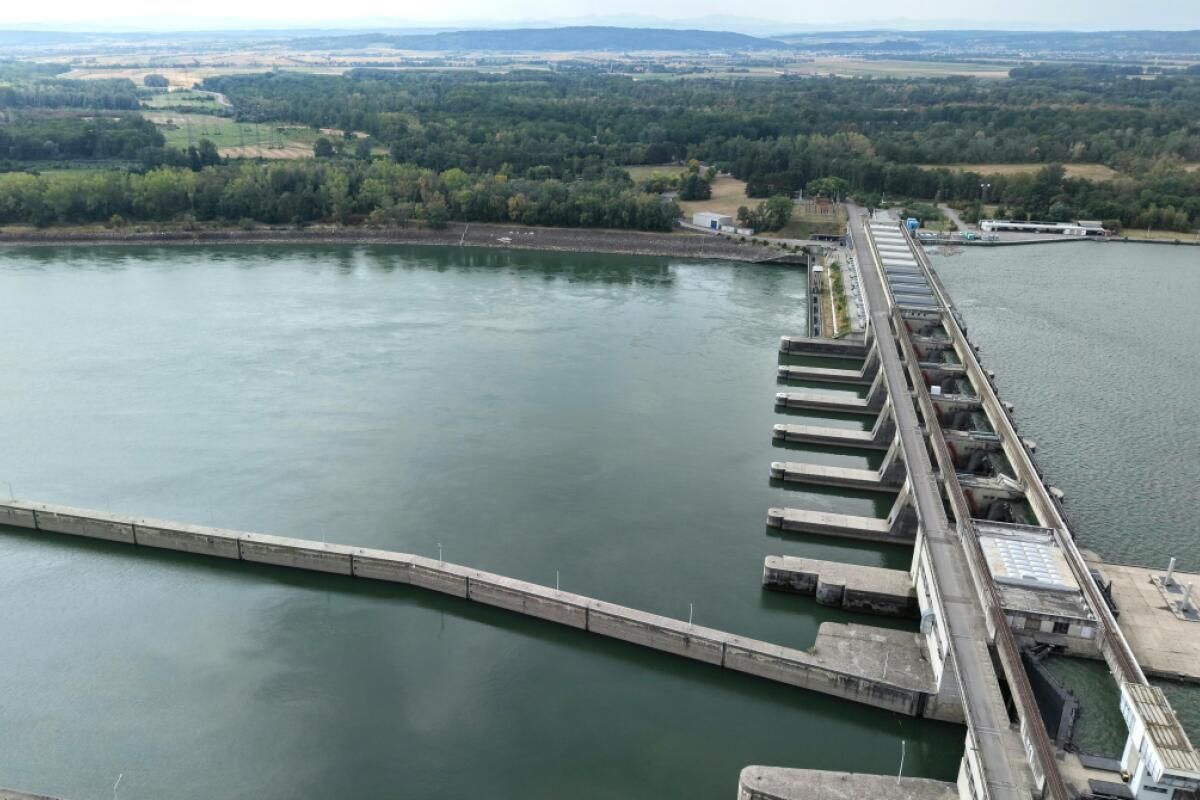 Strombedarf im Juli gestiegen, Gasverbrauch gesunken