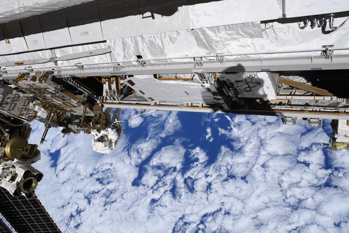 Astronautinnen arbeiten außen an der ISS