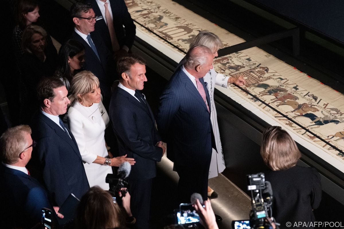 Macron und Charles eröffneten Schau mit Bayeux-Wandteppich