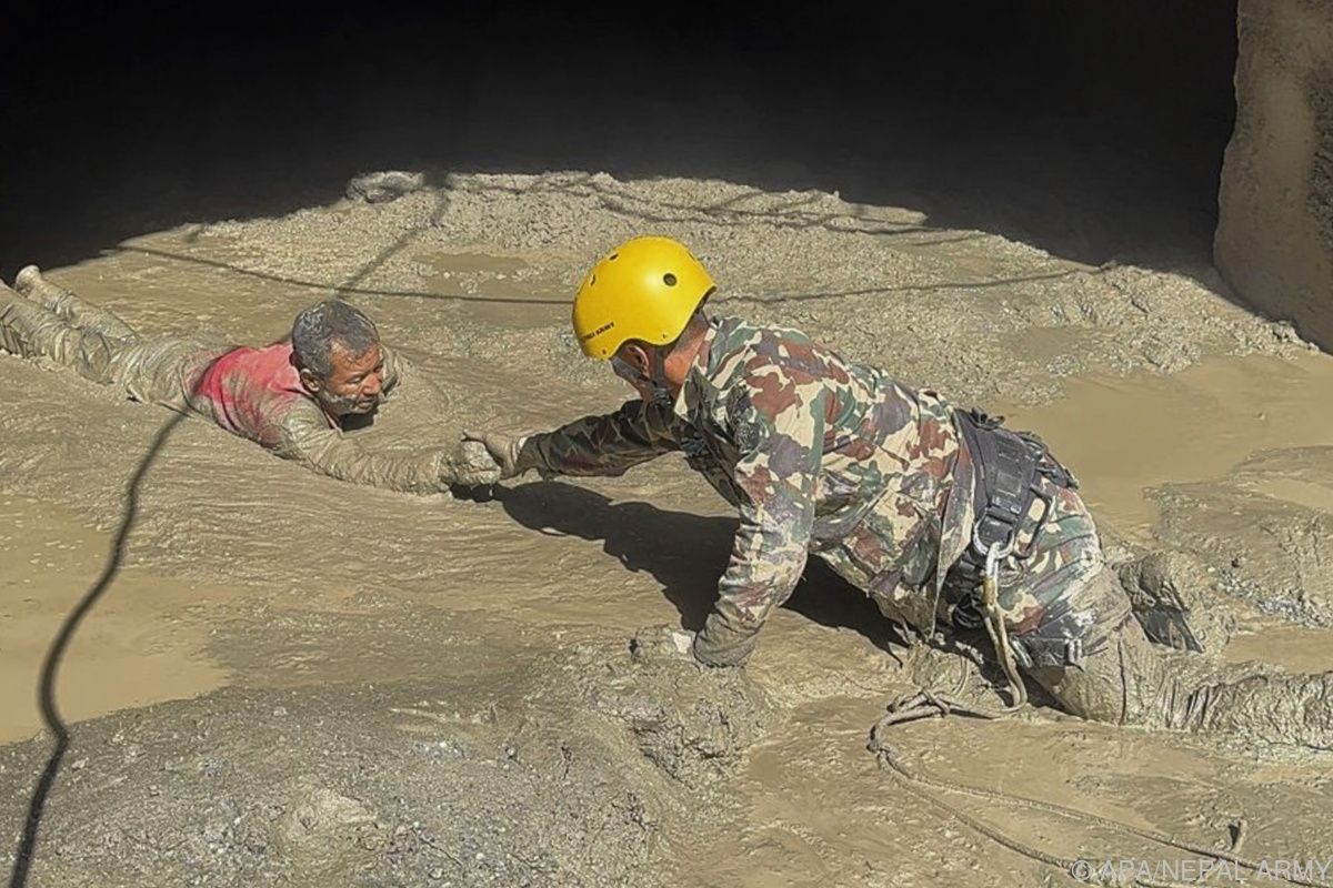 Zwei Verschüttete nach Sturzflut in Nepal gerettet