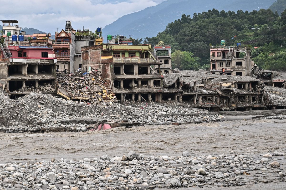 Zwei weitere Überlebende der Sturzflut in Nepal gerettet