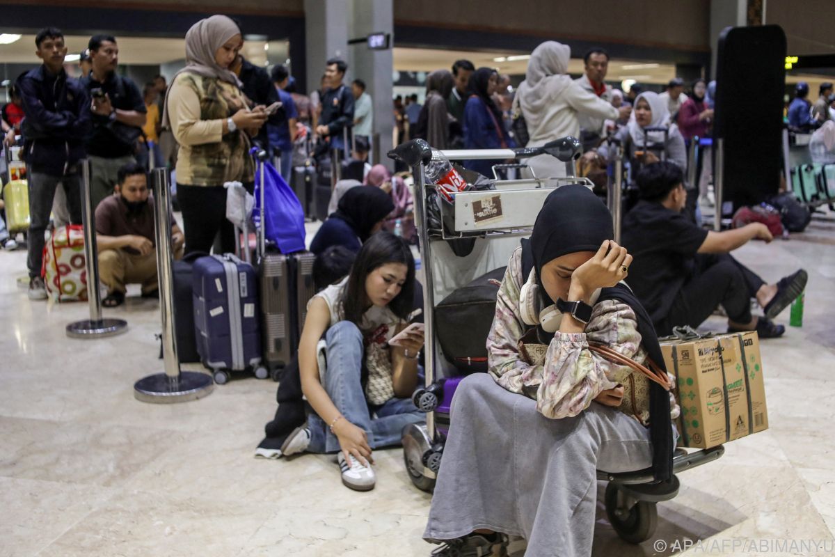 Vulkanausbruch legt Flugverkehr in Jakarta lahm