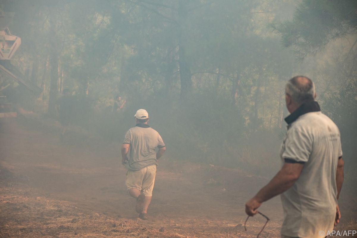 Türkische Feuerwehr bekämpft Waldbrände in Antalya