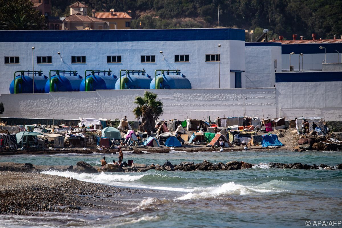 Spannungen bei Verlegung von Migranten in Ceuta