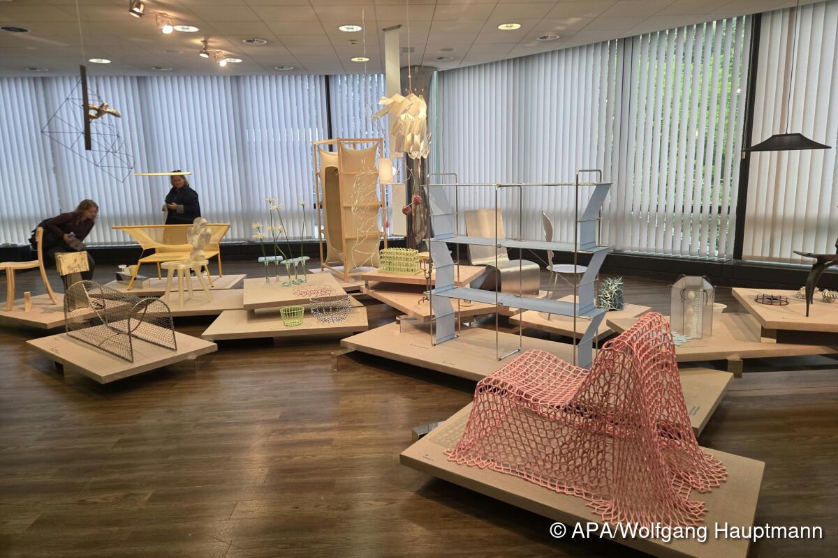 Design Week mit Kühlraumschau und Trauerkränzen