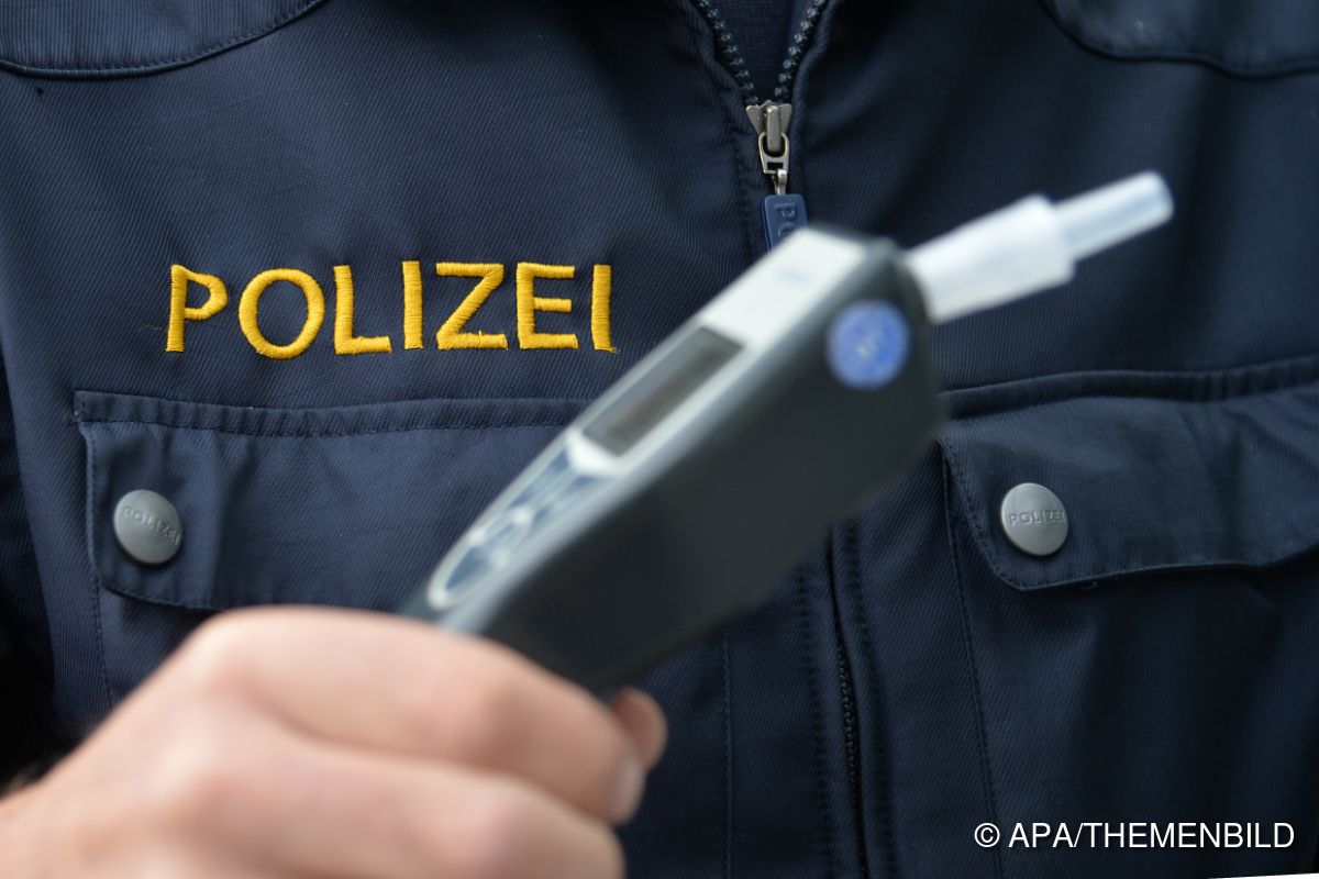 Alkolenker fuhr Laterne vor Gasthaus um: Lokalgast verletzt