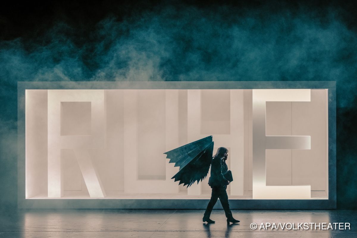 Romantik bis Remigration: "Die Ankunft" im Volkstheater