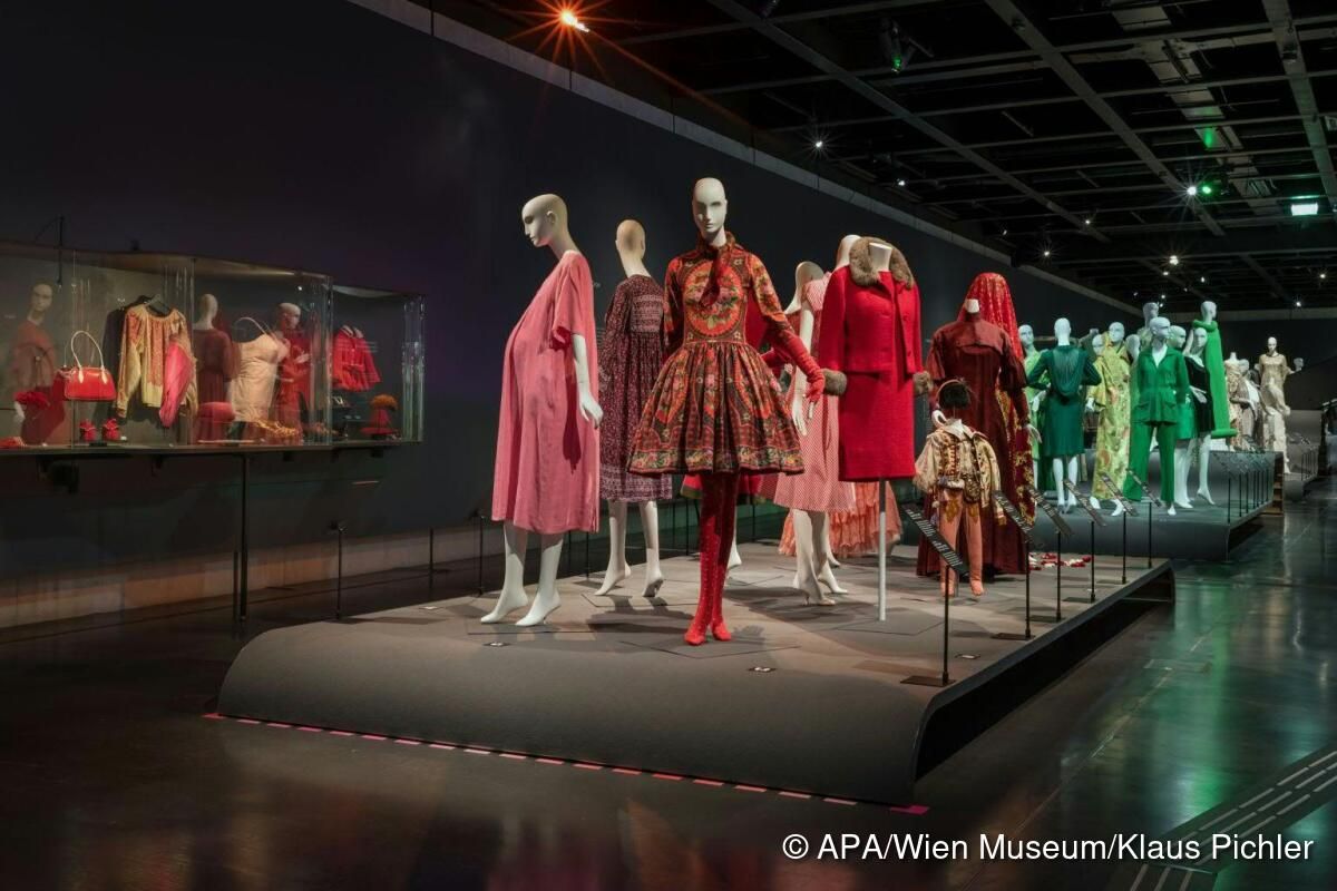 Wien Museum zeigt Modegeschichte durch die bunte Brille