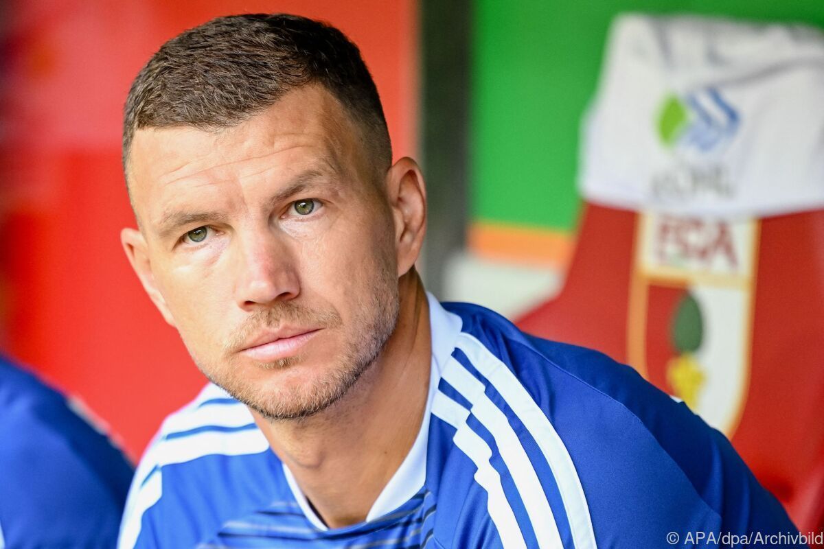 40-jähriger Schalke-Stürmer Dzeko hört im Nationalteam auf