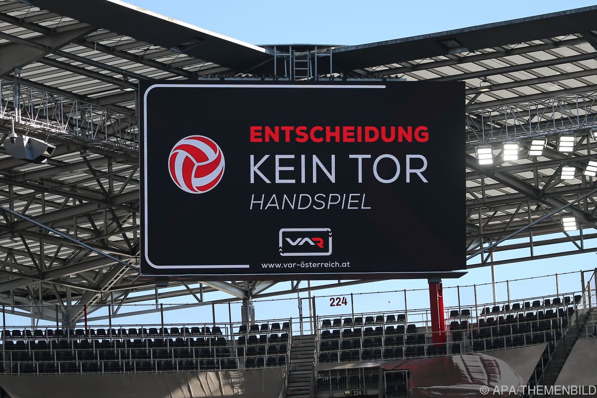 Durchsagen und Videowall-Bilder bei VAR-Entscheidungen