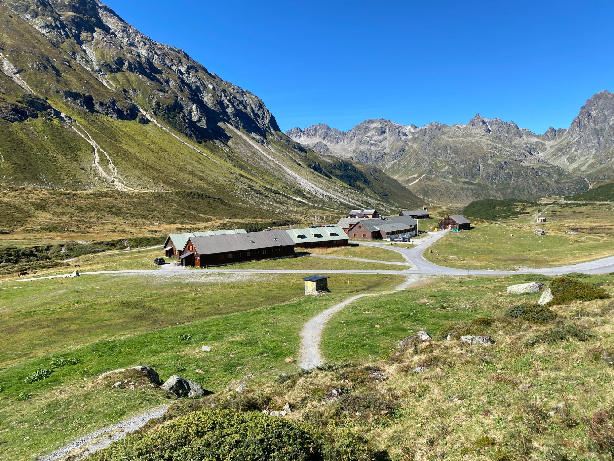 Das „Silvrettadorf“ heute, vier Gebäude sind noch recht original erhalten und die kennen viele noch als Unterkunft für die Alpinausbildung beim Bundesheer, ohne die Hintergründe zu kennen.