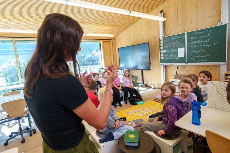 Acht Wochen Sommerferien: Warum in Brand die Schule früher anfängt