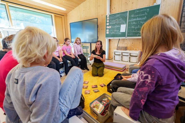 Acht Wochen Sommerferien: Warum in Brand die Schule früher anfängt