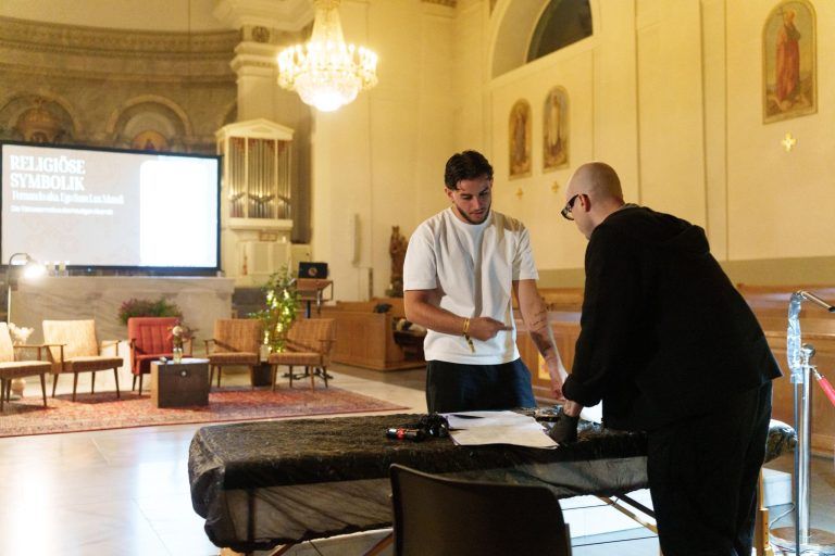 Tätowieren in der Kirche? In Dornbirn wird genau das gemacht